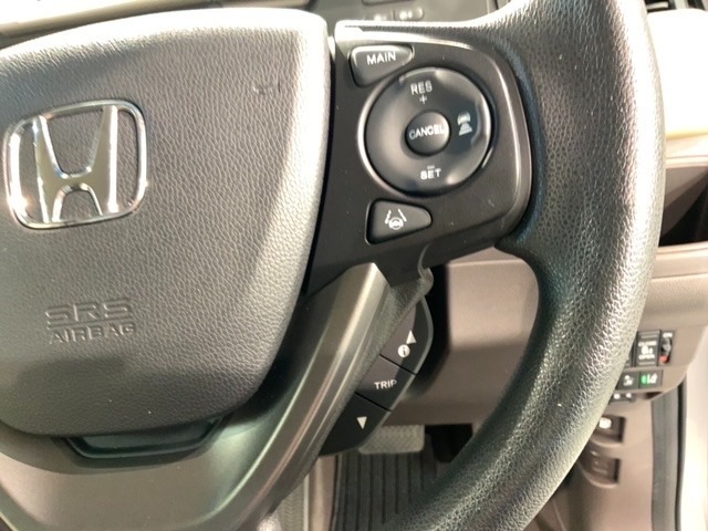 クルーズコントロールを装備しています。高速道路などで一定の速度で走ってくれるので運転が楽ですよ！速度を設定できますので、スピードの出しすぎにも注意できます。