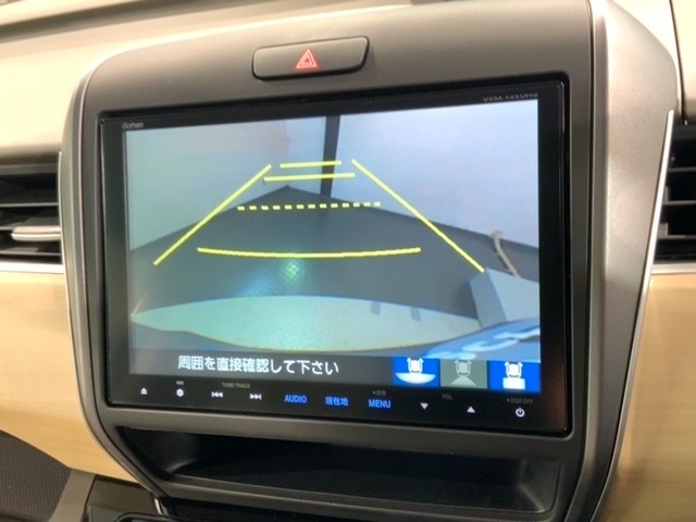 リバースギアに入れるだけで後方の表示へ切り替わります。夜間や雨の日の駐車も楽になりますよ。