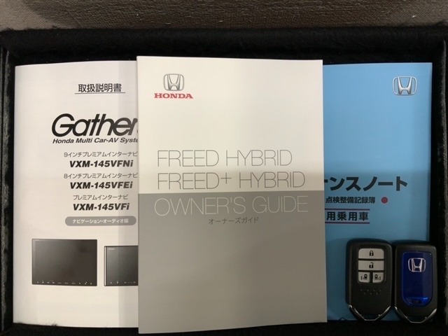 スマートキーは鍵をバッグに入れたままでもドアロックの開閉やエンジンのON・OFFができます。夜間や雨の日も鍵を探さなくて良いので便利です。