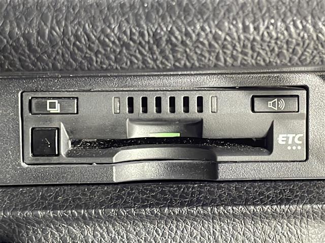 【ETC】有料道路を利用する際に料金所で停止することなく通過できる、ETC車載器（ノンストップ自動料金収受システム機器）が装備されています。セットアップを行うことで利用可能になります。