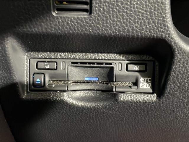 【ETC】有料道路を利用する際に料金所で停止することなく通過できる、ETC車載器（ノンストップ自動料金収受システム機器）が装備されています。セットアップを行うことで利用可能になります。