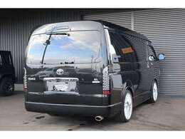 当店は茨城県守谷市にある中古車販売店【株式会社プレイマンズ・コーポレーション】です。駐車スペースもご用意しております。お気軽にご来店下さいませ。