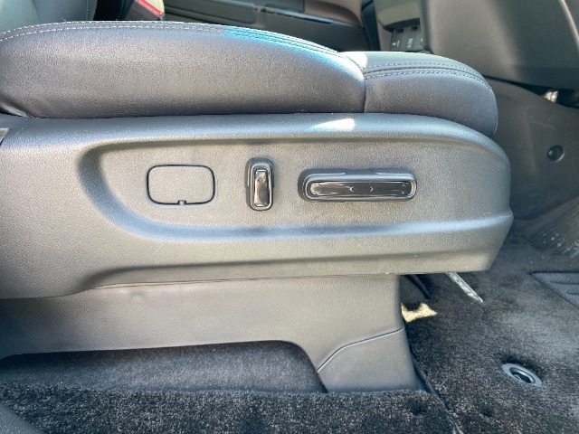 ゆったり・しっかり座れるシートに運転席は高さ調節可能なハイアジャスター付き！シート位置の前後と高さ・ハンドル上下調節で自分に合った最適なポジションを見つけることができます！！