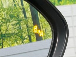 【ブラインドスポットモニター】走行中、ドアミラーの死角になりやすい箇所に後続車が接近するとサイドミラーのレンズに警告を表示！ドライバーに注意喚起をしてくれます。