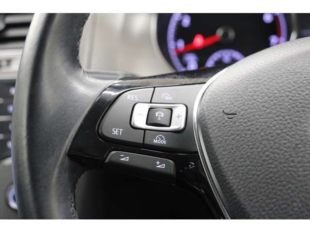 ACC（アダプティブ・クルーズ・コントロール）を装備しております。車に搭載した専用のセンサーとコンピューターを用いたシステムが、アクセルとブレーキ操作の両方を自動的に行ない、運転を支援する機能です。