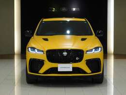 ジャガー80年の歴史上、はじめてのSUVモデル、F-PACE。軽量アルミボディと高性能なエンジン、通常は後輪駆動寄りのAWDによるハンドリングを備えた「スポーツカーのDNAを持つSUV」と言えます。