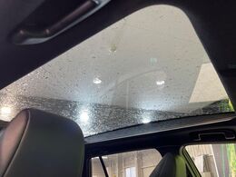 【ガラスルーフ】ガラスルーフ搭載で車内の解放感が一気にアップ！開放的なドライブをお楽しみいただけます。