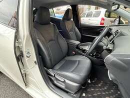 前席、目立つシミ汚れも少なく良好な状態になっております。