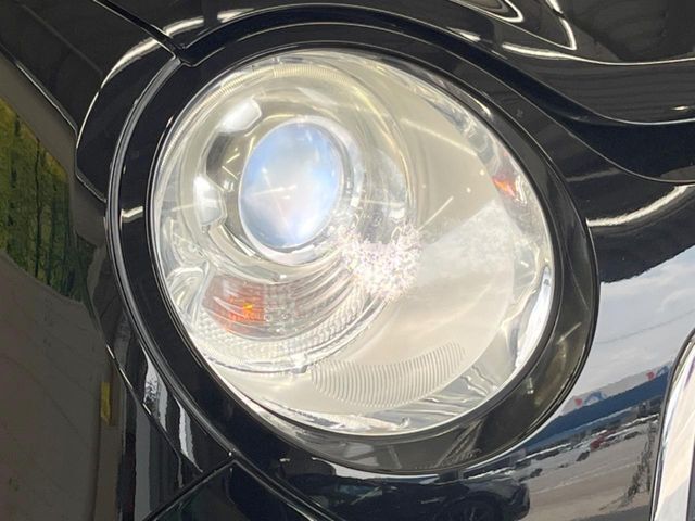 【HIDヘッドライト】非常に明るく前方を照らしてくれるので、悪天候や夜間の走行時も視界良好で安心してお乗りいただけます。