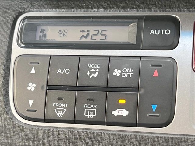 【オートエアコン】一度お好みの温度に設定すれば、車内の温度を検知し風量や温度を自動で調整。暑い…寒い…と何度もスイッチ操作をする必要はありません。快適な車内空間には必須の機能ですね♪