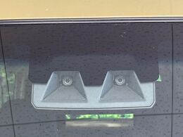 【スマートアシスト】走行中に前方の車両等を認識し、衝突しそうな時は警報とブレーキで衝突回避と被害軽減をアシスト。より安全にドライブをお楽しみいただけます。