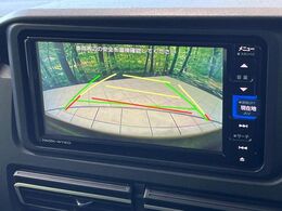 【バックカメラ】駐車時に後方がリアルタイム映像で確認できます。大型商業施設や立体駐車場での駐車時や、夜間のバック時に大活躍！運転スキルに関わらず、今や必須となった装備のひとつです！