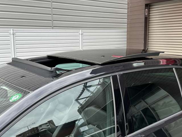 【サンルーフ　スライドオープン】車内にいながら青空や星空観察ができるので、大人も子供も楽しめる大人気の装備です！