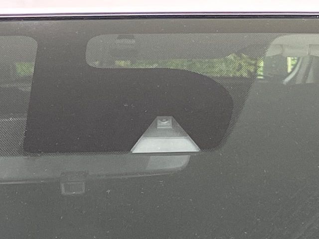 【エマージェンシーブレーキ】走行中に前方の車両等を認識し、衝突しそうな時は警報とブレーキで衝突回避と被害軽減をアシスト。より安全にドライブをお楽しみいただけます。