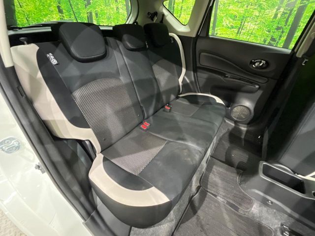 後部座席も気になるようなキズ・汚れやへたり等、大きなダメージはなく、良好な状態です。