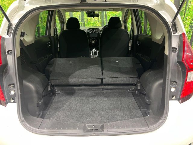 後席を格納すると、これだけの広さが！シーンに合わせたシートアレンジで、大きな荷物も積むことが出来ます♪