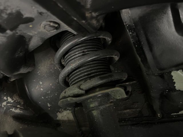 お車を安心してお乗りいただく為には、足回りの定期点検が欠かせません。サービスサポート（有償保証）では無料点検もご提供しており、安心のカーライフをお過ごしいただけるサポート体制が整っています。