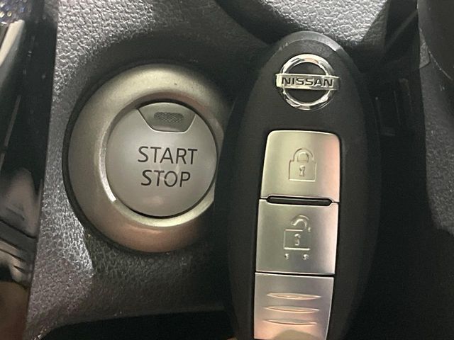 【インテリジェントキー】カバンやポケットに入れたままでもドアの施錠・解錠が可能なスマートキーを装備。エンジンのオン・オフ時もカギを取り出す必要が無いからとっても便利です♪