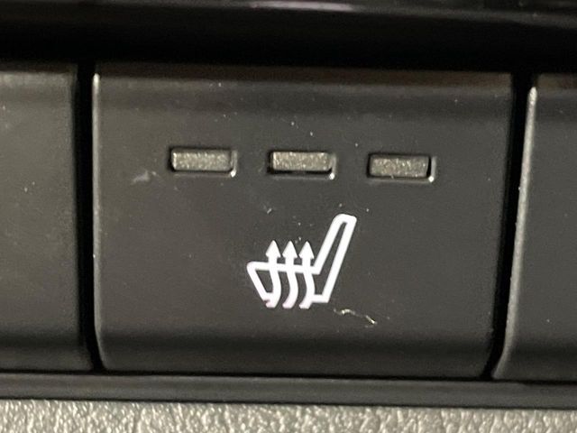【シートヒーター】寒い日に重宝するシートヒーター！エアコンより早く温まってくれるので寒がりの人も安心ですね♪エアコンの温風は乾燥するから苦手、という方にもをおすすめです。