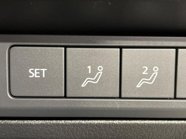 【メモリー機能付きパワーシート】ドライバーごとに設定したシート位置を記憶して、ボタン一つで切り替えできる便利な機能！運転する方が複数名いらっしゃるご家庭におすすめです♪