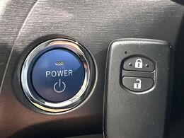 【スマートキー】カバンやポケットに入れたままでもドアの施錠・解錠が可能なスマートキーを装備。エンジンのオン・オフ時もカギを取り出す必要が無いからとっても便利です♪