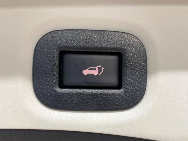 【パワーバックドア】スマートキーや運転席のボタンを押すだけでリアゲートが自動で開閉します！荷物を持っている時や、高い位置にあるバックドアを閉める際に便利な機能です♪