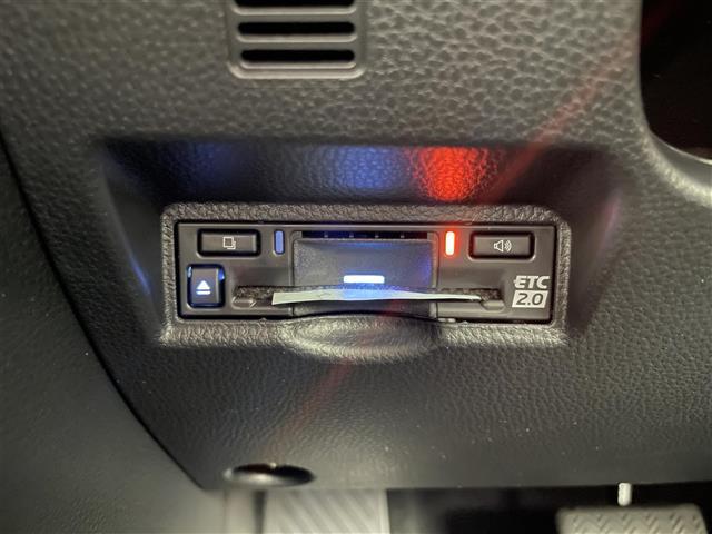 【ETC】有料道路を利用する際に料金所で停止することなく通過できる、ETC車載器（ノンストップ自動料金収受システム機器）が装備されています。セットアップを行うことで利用可能になります。
