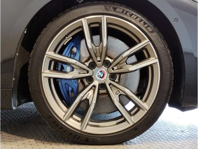 BMW純正アルミホイールです。納車時にはアルミホイールコーティングも承っております！是非ご検討下さいませ。