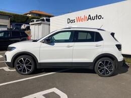 VWの人気コンパクトSUV、Tクロスお買い得モデル入庫いたしました。上級グレード「1st　Plus」走行少なくオススメの1台です。内外装や認定中古車保証についてなど、お気軽にお問い合わせください！