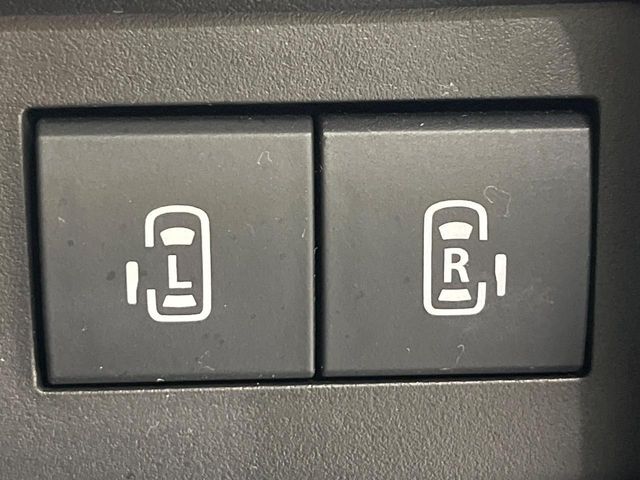 【両側パワースライドドア】スマートキーや運転席のスイッチで後席両側スライドドアの開閉が可能♪電動だから力を入れてドアを開ける必要が無く、小さなお子様でも簡単に開け閉めでき快適です♪