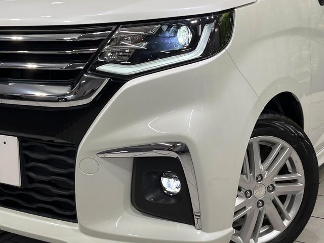 【LEDヘッドライト】悪天候や夜間走行時も良好な視界を確保し安心して運転できる高輝度LEDヘッドライトを装備！点灯速度が早く、消費電力も抑えられています。