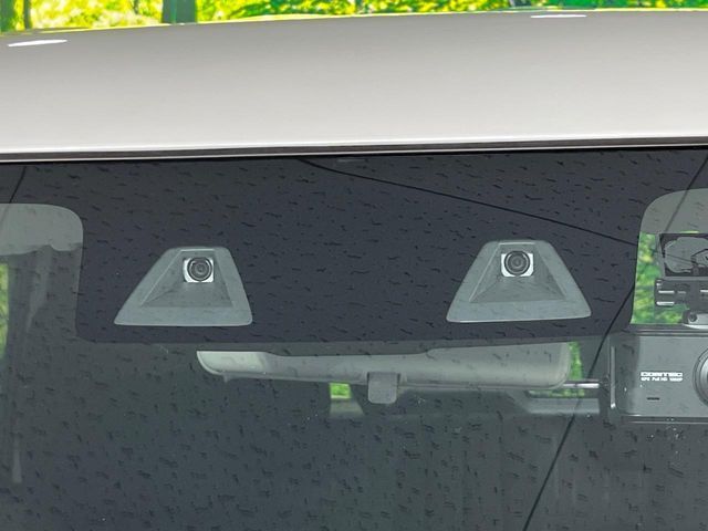 【三菱e-Assist】走行中に前方の車両等を認識し、衝突しそうな時は警報とブレーキで衝突回避と被害軽減をアシスト。より安全にドライブをお楽しみいただけます。