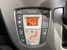 【オートエアコン】一度お好みの温度に設定すれば、車内の温度を検知し風量や温度を自動で調整。暑い…寒い…と何度もスイッチ操作をする必要はありません。快適な車内空間には必須の機能ですね♪