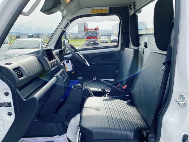 高年式車なのでシート汚れ、スレ無し♪