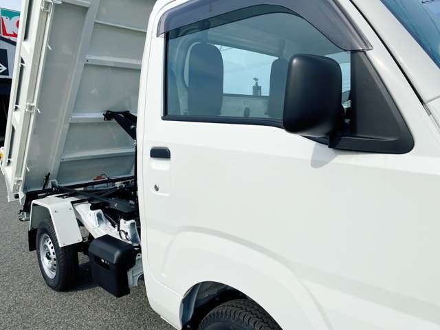【整備工場】納車前に法定12点検該当項目を実施した上でのご納車となります。エンジンオイル・オイルエレメント・ワイパーゴムについては全車交換しその他の消耗部品に関しても必要な場合は交換後納車となります。