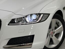 ◆HIDヘッドライトを装備。夜道を明るく照らします。遠くからでもジャガーとわかる特徴的なデザインです。