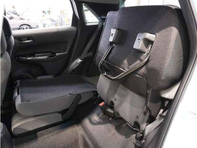 【チップアップ＆ダイブダウンシート】はね上げれば高さのある荷物、倒せば長い荷物も収まります。はね上げて、倒して変化するシートで使いやすさをアレンジ。