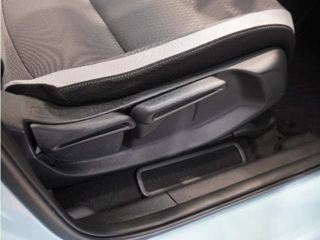 【ハイトアジャスター】レバーの上下操作だけで、座面を運転しやすい高さへ簡単に調節できます。