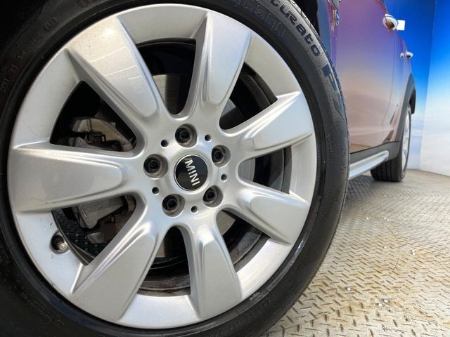 ●純正17インチアルミホイール：輸入車ならではの卓越した走りを支えるホイールと足回りです！日本車の走りに慣れている方にもぜひ体感して頂きたいほど、高いレベルでまとまっています！