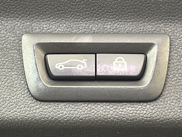 ●電動リアゲート：ワンタッチでリアゲートの開閉ができ、荷物などで両手が塞がっている状態でも簡単に開閉ができる便利機能です。