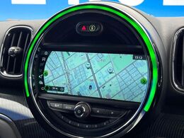 ●純正ナビ:一体感のあるナビは、高級感ある車内を演出してくれます。オーディオ機能も充実しておりますので、運転もより楽しめます♪