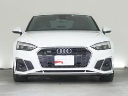 AUDIの特徴シングルフレームグリルは力強さとエレガントな雰囲気を醸し出します。
