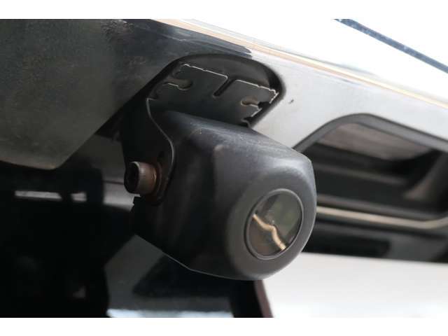後退時には便利なオプション・駐車が苦手な方にも安心なカラーバックモニターを装備
