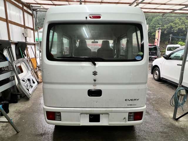 外装は、入庫の時点で隅々まで一度仕上てあります。お車を永く綺麗にお乗り頂く為に、ガラスの膜でラッピングをする様な特殊ガラス系ボディコーティングも取り扱いが御座いますので、お気軽にお声かけください。