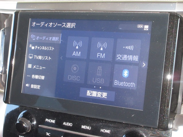 ナビゲーションはトヨタ純正メモリーナビを装着しております。AM、FM、CD、DVD再生、Bluetooth、フルセグTVがご使用いただけます。初めて訪れた場所でも安心ですね！