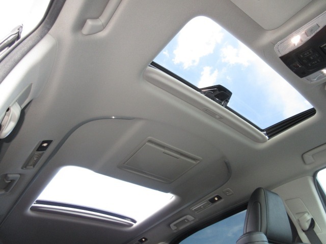サンルーフ付きです。昼は気持ちよい風を取り入れたり、シェードを開けておくことにより車内が明るくなります。夜はシートを倒せば流れ星が流れたり星がたくさん見えるかも・・わくわくする装備ですね！