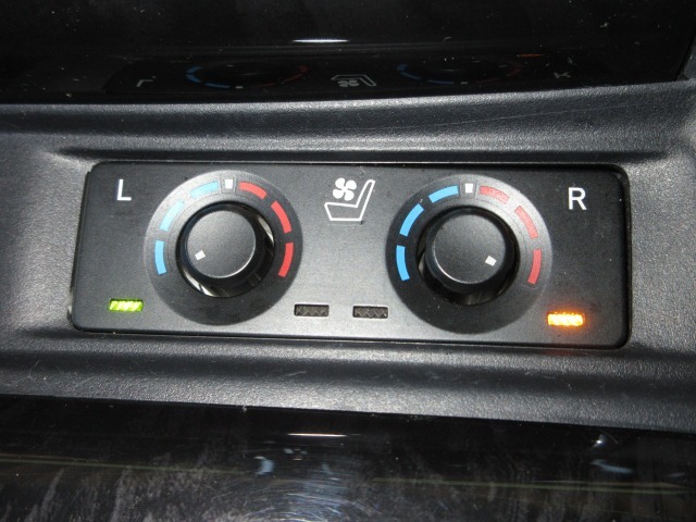運転席と助手席にはシートヒーター＆シートエアコンがついています。季節によって座面をあたたかくしたり、涼しくしたり、ドライブをさらに快適にしてくれます。