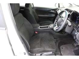 ゆったりとした運転席、助手席です。運転席はシートハイトアジャスター付きで高さ調整が出来るので、いろんな人のドライブポジションに合います。