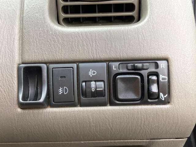 電動格納ミラーも付いていて、洗車や駐車場で大活躍です！