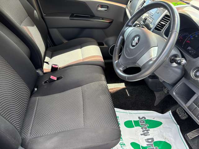 広い駐車スペースもございますのでお気軽にお寄り下さい。また買い取りもおこなっておりますのでご相談ください。